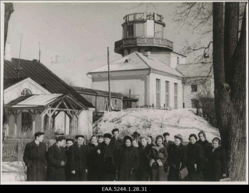 ÜTÜ((Üliõpilaste Teaduslik Ühing) X kongressi külalised ekskursioonil Tähetorni juures