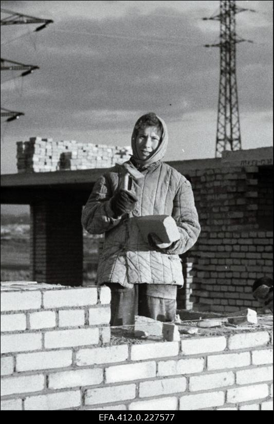 Müürsepp Õie Toom müüri ladumas.