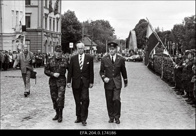 President Lennart Meri (keskel) võidupüha 75.aastapäeva pidulikul rivistusel Raekoja platsil.