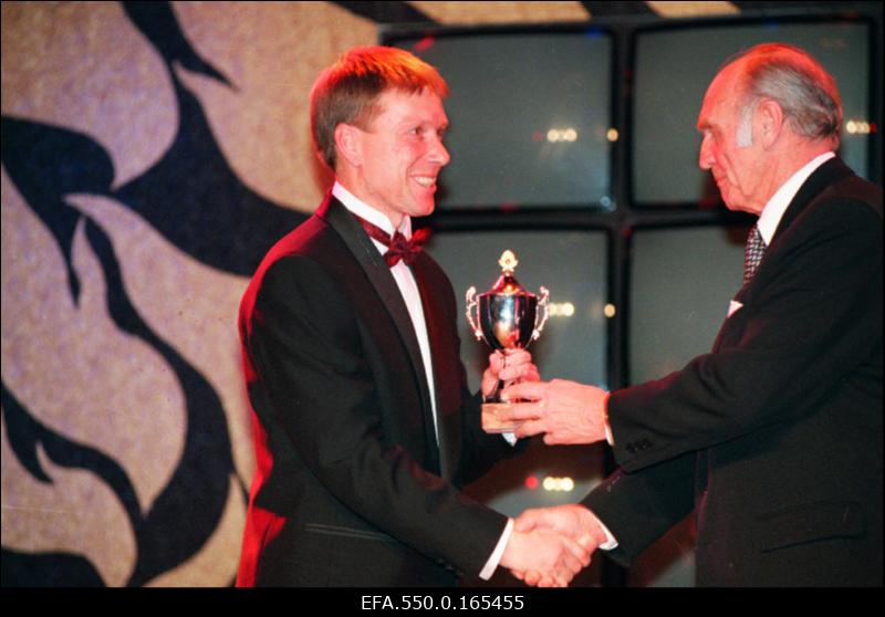 Eesti Olümpiakomitee (EOK) president Arnold Green (paremal) õnnitleb kergejõustikutreenerit Rein Sokku 1996.aasta parimate sportlaste austamisõhtul klubis Dekoltee.