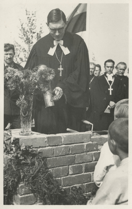 Aleksander Hinno, eesti kirikuõpetaja, praost Heinam asetab vasest toosi mälestus akti ja esemetega uue hoone nurgakivvi
