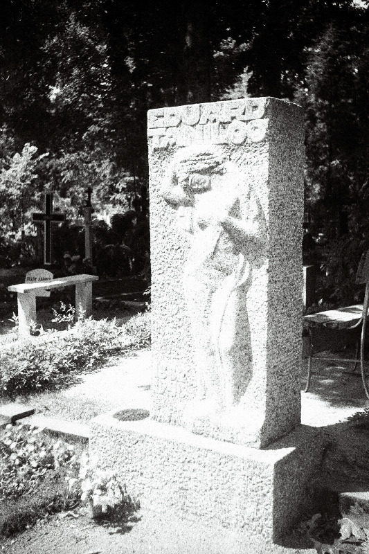 Skulptor Endel Taniloo isa Eduard Taniloo hauamonument.