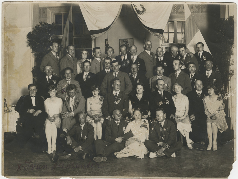 Vigastatud sõjameeste ühingu juhatuse ja liikmete grupifoto. (Kolmas rida vasakult teine Aleksander Ivan)