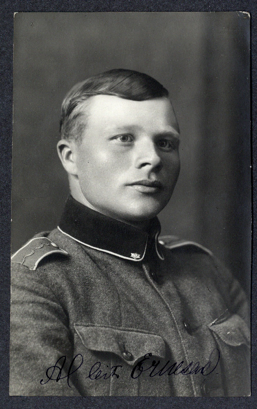 5. Jalaväerügemendi alamleitnant Johannes Ernesaks portreefotol