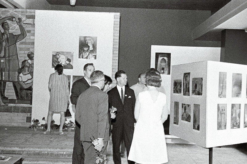 Usbeki NSV kirjanduse ja kunsti dekaadi raames avatud fotonäitus Eesti NSV Teaduste Akadeemia raamatukogu fuajees.