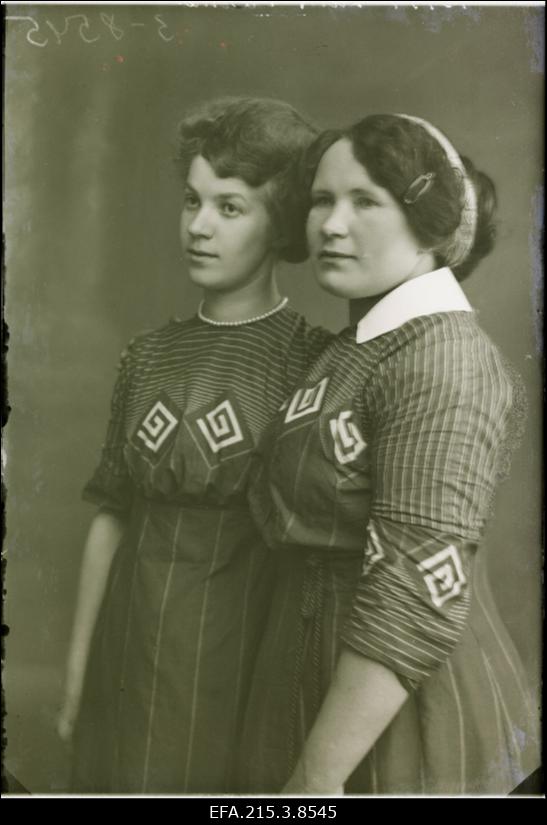 Maalikunstnik Anna Luik - Püümann (paremal) koos kolleegiga.