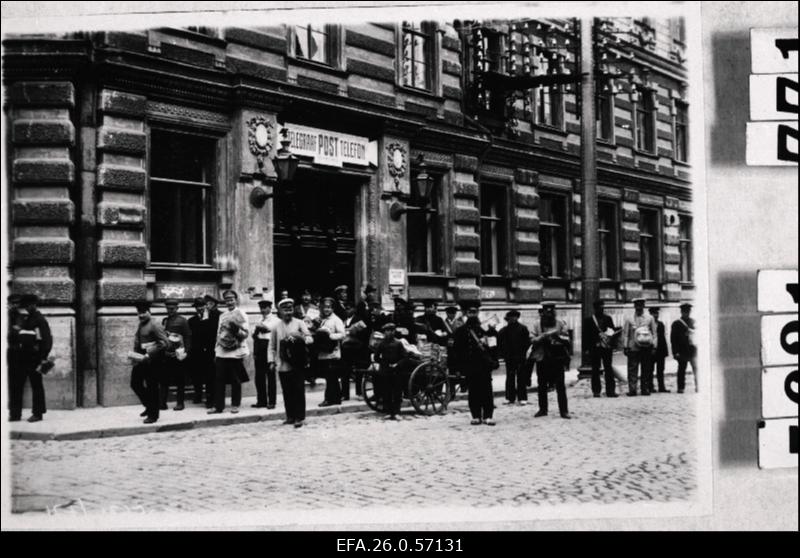 Postiljonid peakontori ukse ees Vene tänavas.