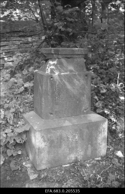 Mõigu sepa kalmutähis Siselinna Vana-Kaarli kalmistul, sektor H, rida 21/22.