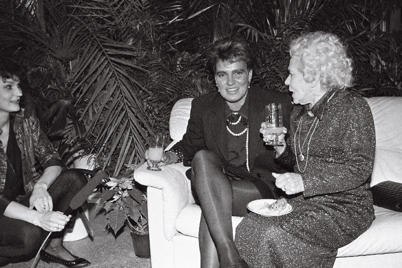 Näitleja Salme Reek (paremal) ja olümpiavõitja Erika Salumäe Salme Reegi elust kõnelevas Eesti Telefilmis "Ükskord elus oli nii…"