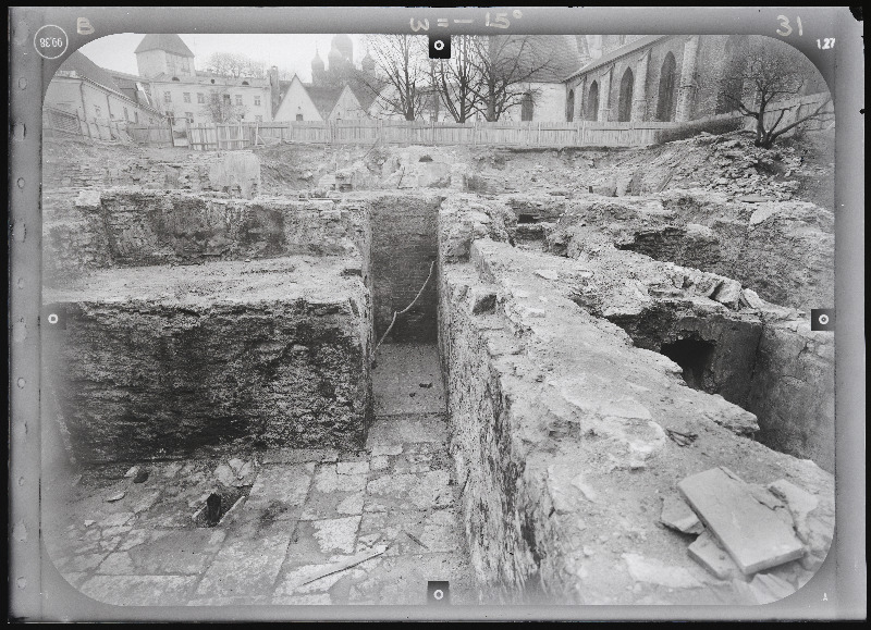 Tallinn. Kvartal nr 37. Ehitusarheoloogia. Harju tänava stereofotogramm-meetriline mõõdistamine.