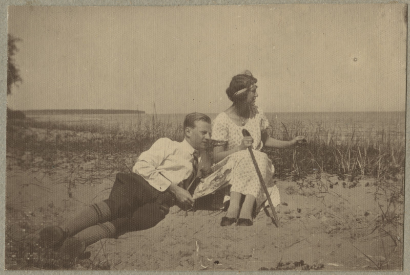 Roland Mühlen ja Karin Jucum rannas