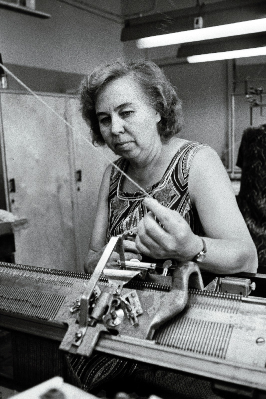 Individuaalõmblusvabriku "Lembitu" kuduja Õilme Petersell.