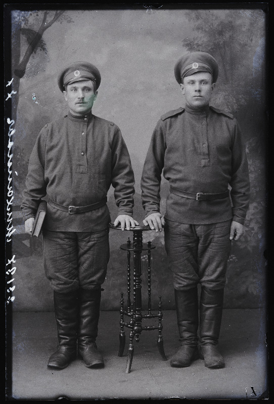 Kaks sõjaväelast, (foto tellija Michailoff [Mihhailov]).