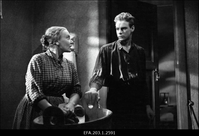 Kaader filmistuudio Tallinnfilm mängufilmist Perekond Männard, Maali Männard - Evi Rauer ja Ilmar Männard - P. Volmer.