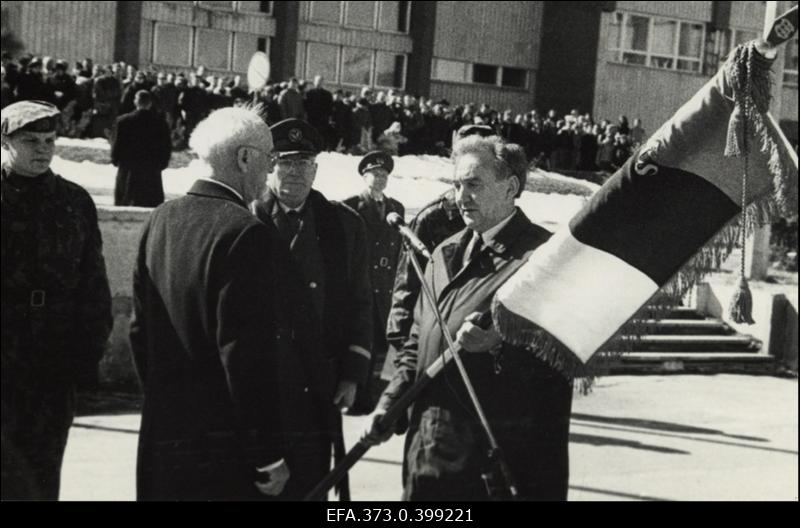 President Lennart Meri annab Eesti Riigikaitse Akadeemia rektorile Edurd Raskale üle Sõjakooli lipu koopia.