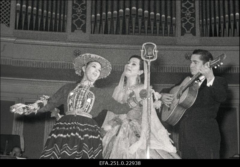 Peruu lauljatar Yma Sumac, Cholita Ribero ja Moizes Vivanco Estonia kontserdisaalis esinemas.