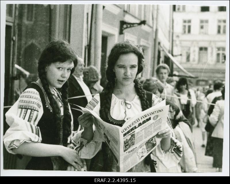 Pilte Tallinna Vanalinna päevadest, noored tutvumas väljaandega "Vanalinna Päevad` 86".
