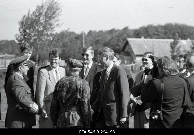Rootsi peaminister Carl Bildt ja Eesti peaminister Mart Laar külastavad Paldiskit enne võõrvägede lõplikku väljaviimist Eestist.