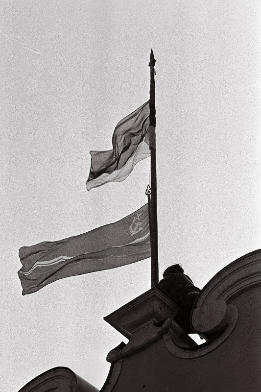 15. mai Toompeal, lipu tõmbamine katusel.