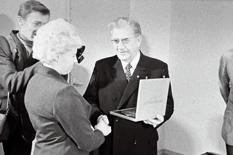 Saksa DV Schwerini ringkonna parteidelegatsioon eesotsas Saksamaa Sotsialistliku Ühtsuspartei Schwerini ringkonnakomitee esimese sekretäri Bernhard Quandtiga (paremal) vastuvõtul EKP Tartu Linnakomitee sekretäri Armilda Jürimäe(vasakul) juures.