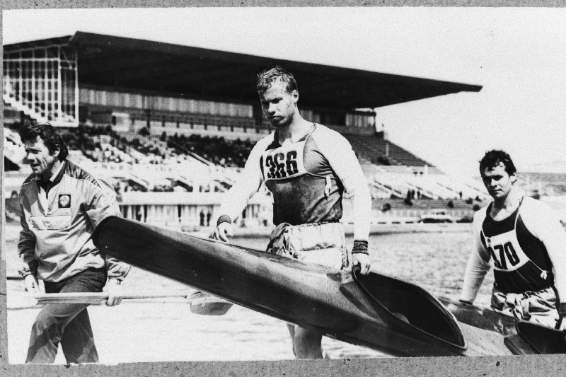 Pärnu "Kalevi" aerutamistreener Heino Kurvet oma õpilaste Uko Kõrge ja Helios Sepaga NSV Liidu rahvaste spartakiaadi aerutamisregatil Krõlatskojes.