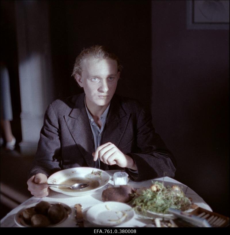 Stseen filmist "Metskannikesed". Tõnu rollis Arvo Kukumägi