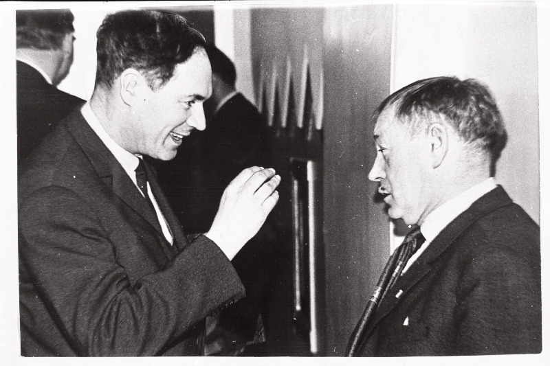 Kunstnikud Evald Okas (vasakul) ja Richard Sagrits vestlemas vabariigi kunstnike XIII kongressi vaheajal.