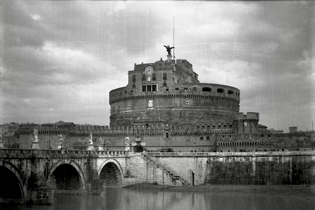 Angelski grad ob Tiberi - grobnica cesarja Hadrijana iz 2. stoletja 1934 - Sant'Angelo Castle on the Tiber - tomb of Emperor Hadrian from the 2nd century.