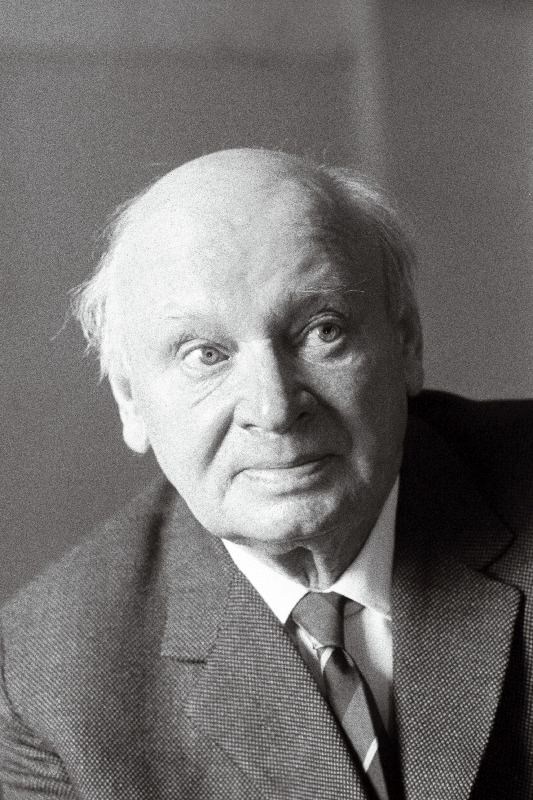 Tarmo, Ruut (1896-1967), ENSV rahvakunstnik - eesti nõukogude näitleja ja lavastaja.