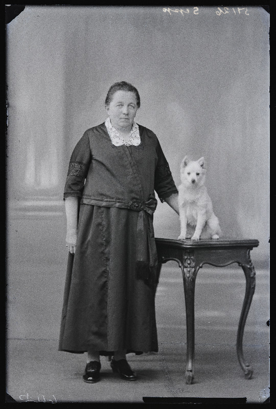 Marie Sepp koeraga.