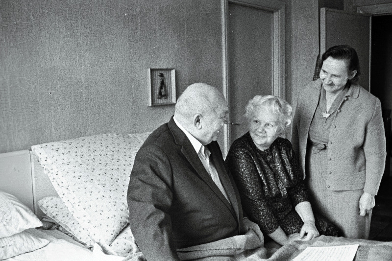Eesti NSV rahvakunstnik Aleksander Areder koos abikaasa Eesti NSV teenelise kunstniku Marta Rungiga (keskel) koduse miljöös.