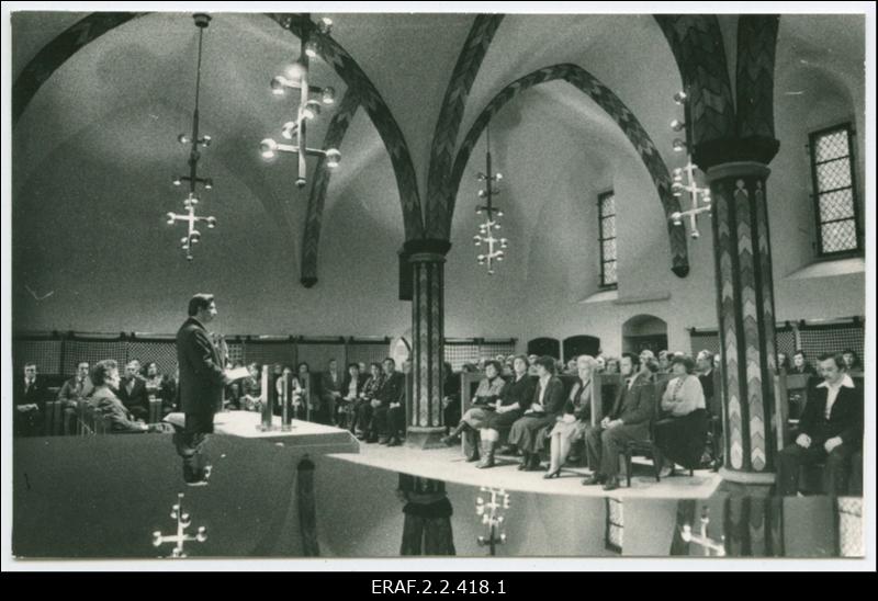 NSV Liidu moodustamise 60. aastapäeva puhul toimunud sotsialistlikus võistluses silma paistnud tööstuse, kalamajanduse, transpordi ja side, ehituse ja linnamajanduse töötajaid autasustatakse pidulikul koosolekul Tallinna Raekojas Eesti NSV Ülemnõukogu Presiidiumi aukirjadega. Vaade saali, kõneleb M. Pedak