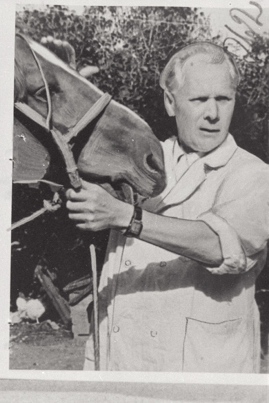 Eesti NSV teeneline veterinaararst Paul Kallikorm oma hoolealusega.