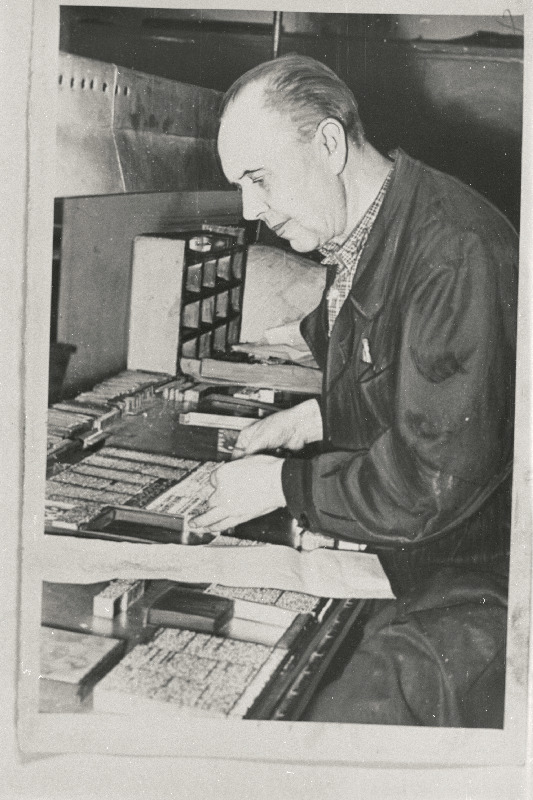 Trükikoja Kommunist küljendaja Voldemar Loskit murrab laotud ridadest lehekülgi.