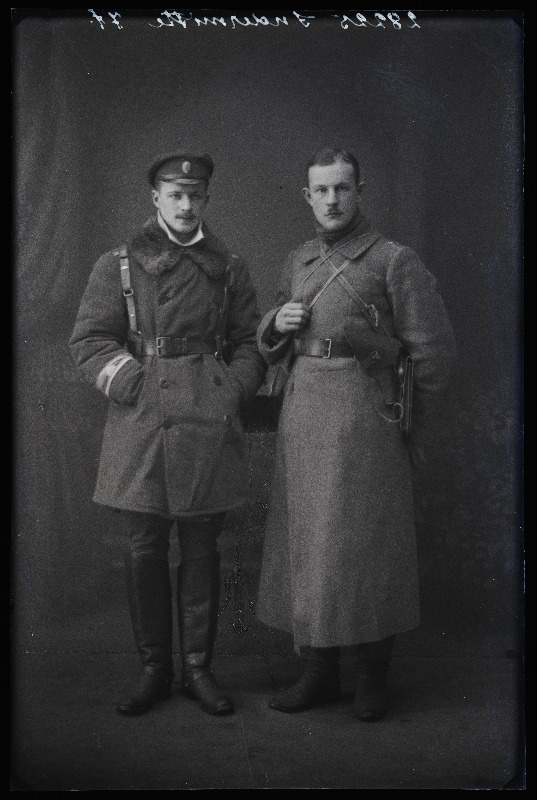 Kaks sõjaväelast, (foto tellija Indermitte).