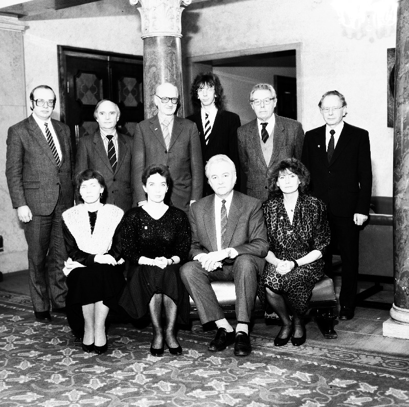 Eesti NSV riiklike autasudega autasustatud töötajad Eesti NSV Ülemnõukogu Presiidiumis. Esireas vasakult 3. Eesti NSV Ülemnõukogu Presiidiumi esimees Arnold Rüütel, tagareas vasakult 2. helilooja Jaan Rääts, 3. Leo Normet, 4. helilooja Erkki-Sven Tüür, 5. helilooja Valter Ojakäär.