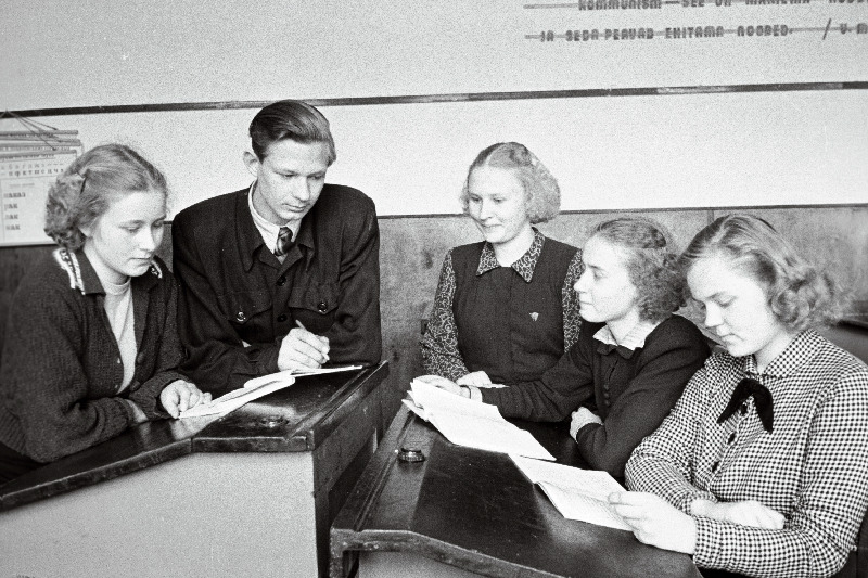 Rühm Paide Keskkooli õpilasi konsultatsioonitunnis.