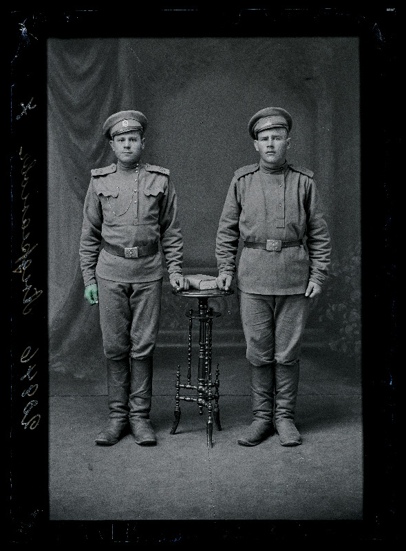 Kaks sõjaväelast, (foto tellija Andreanoff [Andreanov]).