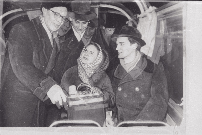 V. Kingissepa nimelise Tallinna Riikliku Draamateatri näitlejad (vasakult) Rudolf Nuude, Karl Kalkun, Asta Lott ja Ervin Abel Riiga külalisetendustele sõitmas.