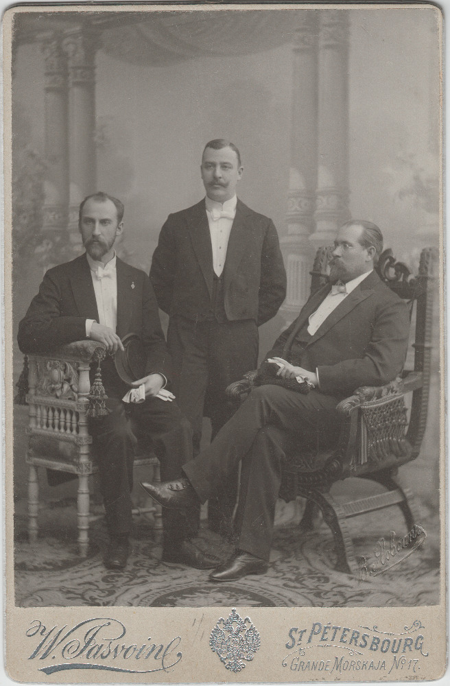 Stuudiofoto Jaan Tõnissonist kaaslastega.