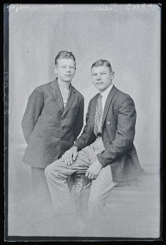 Kaks noormeest, (foto tellija Treier).
