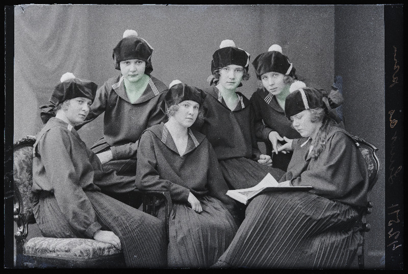 Grupp Viljandi Eesti Haridusseltsi Tütarlaste Gümnaasiumi õpilasi, (foto tellija Luukas).