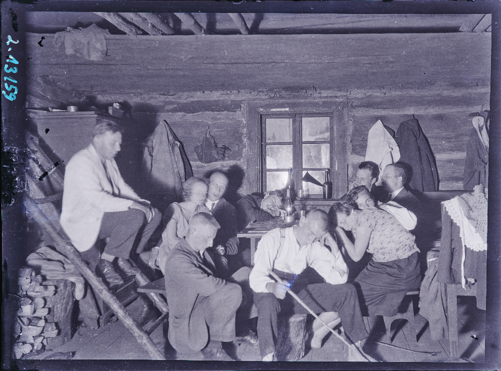 Väsinud seltskond talumajas Koitjärvel.