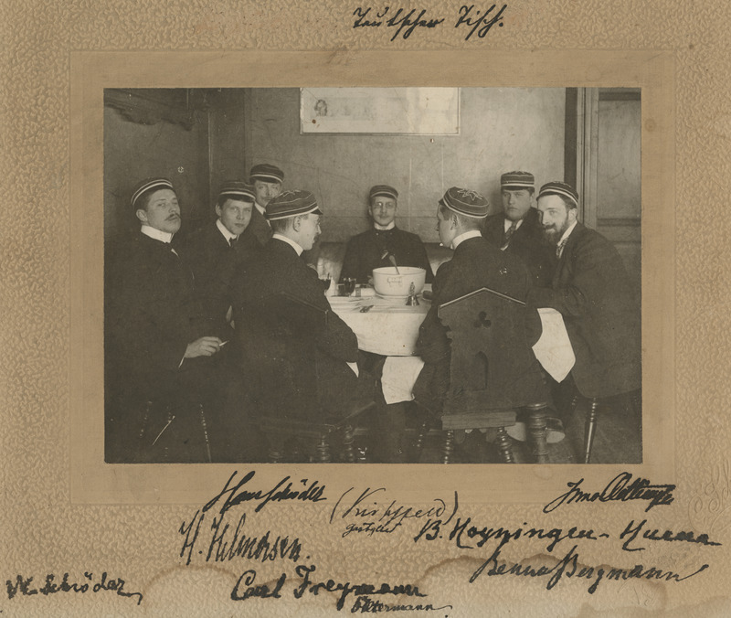 Korporatsiooni "Livonia" liikmed söögilaua taga enne söömist