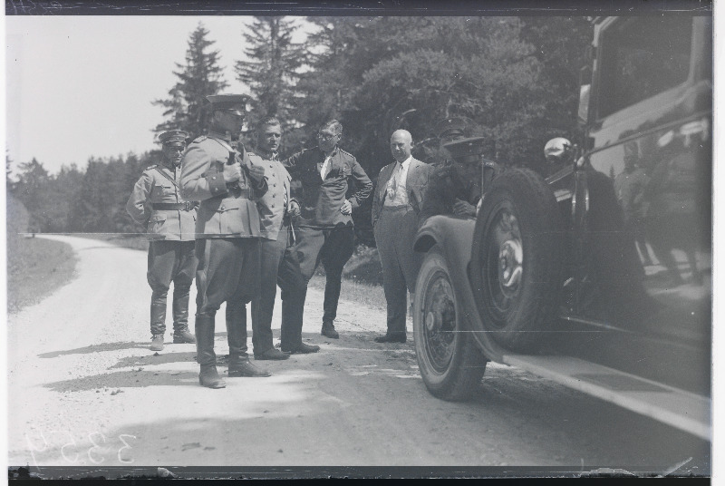 Grupp manöövreile saabunud Eesti sõjaväelise organisatsiooni Kaitseliit liikmeid.
