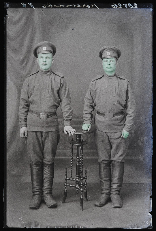 Kaks sõjaväelast, (foto tellija Kotschetkoff [Kotšetkov]).