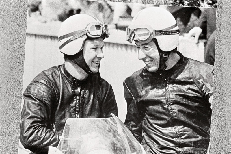 Mootorsportlased Jüri Randla (paremal) ja Lembit Teesalu vestlemas pärast Pirita-Kose-Kloostrimetsa ringrajal peetud Vabatahtliku Spordiühingu „Kalev“ XI rahvusvahelist suursõitu.