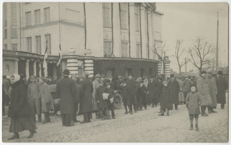 Vaade rahvahulgale Estonia ees Asutava kogu avaistungi päeval, fotopostkaart