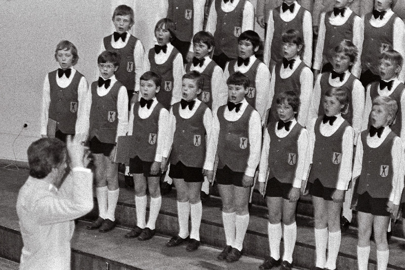 Riikliku Akadeemilise Meeskoori poistekoor esineb Venno Laulu juhatusel Estonia kontserdisaalis.