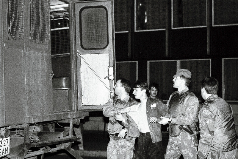 Politsei eriüksuste haarang baaridest, kurjategija autosse!